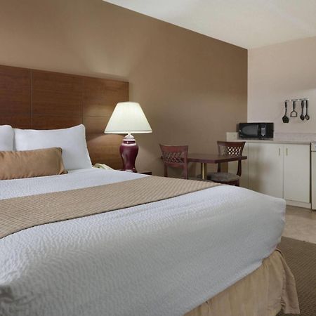 Days Inn By Wyndham Dalhousie Bagian luar foto