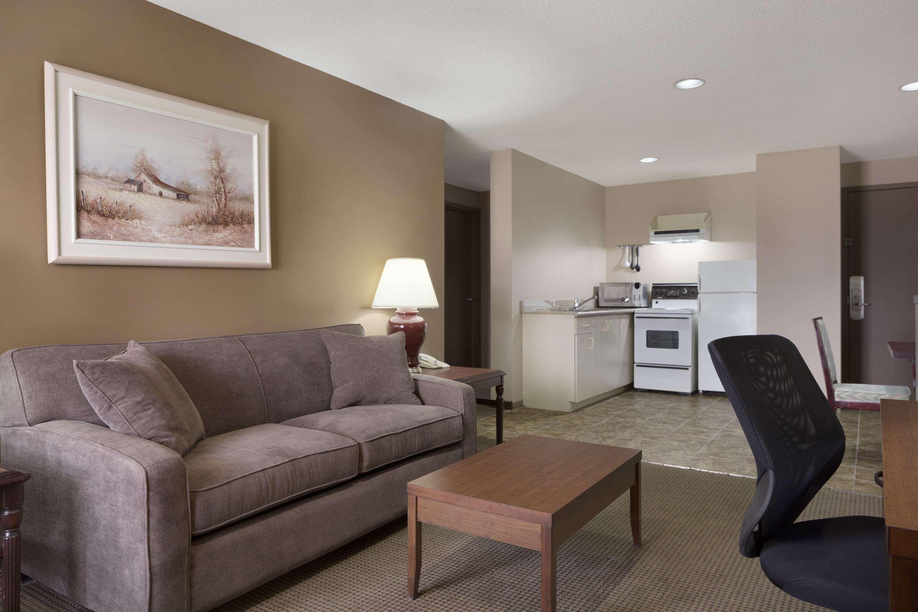 Days Inn By Wyndham Dalhousie Bagian luar foto